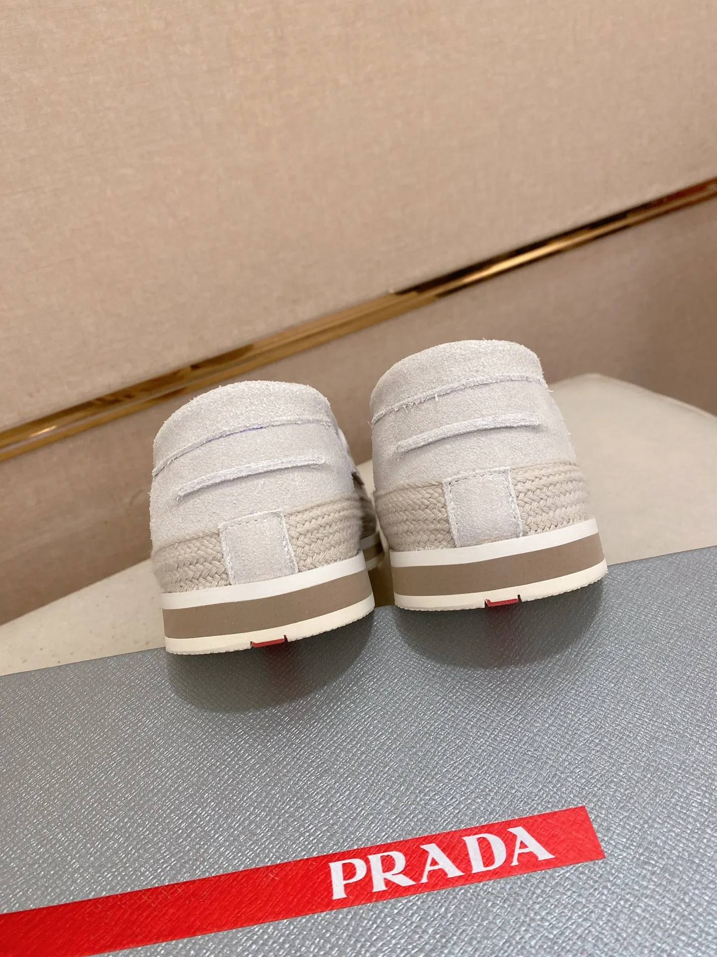 Men's shoes 💰 480💰 ✔️✔️✔️Top high version High-quality new PRADA (Prada) counters are launched at the same time. The new men's shoes and 😘fabrics are purely handmade in Niujing. Lining: Full cowhide lining. 👍🏿High-end☄️Open-molded non-slip rubber outsole, exquisite lines, simple and elegant, comfortable and high-end for leisure travel. Code number: 38-44. Can be customized45